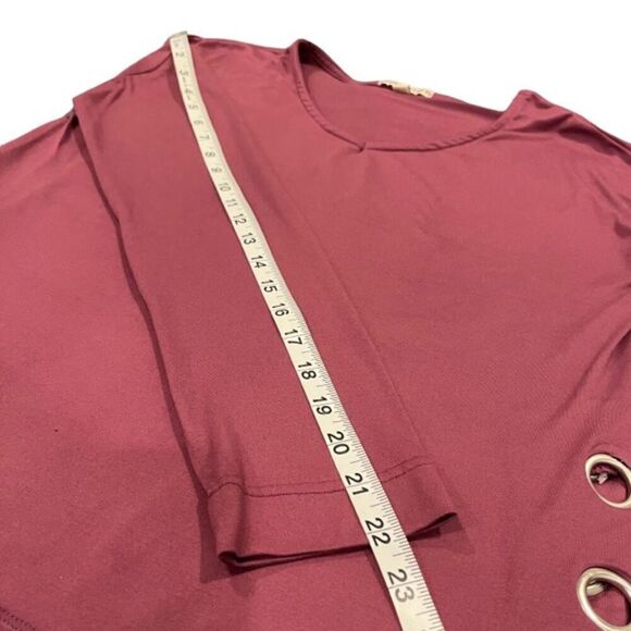 Moral Fiber V-Neck Top with Metal Grommets at Hem Slit in Merlot Size Small - Picture 12 of 12
